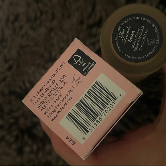 Too Faced Born This Way Undetectable Foundation Swan - Picture 3 of 4